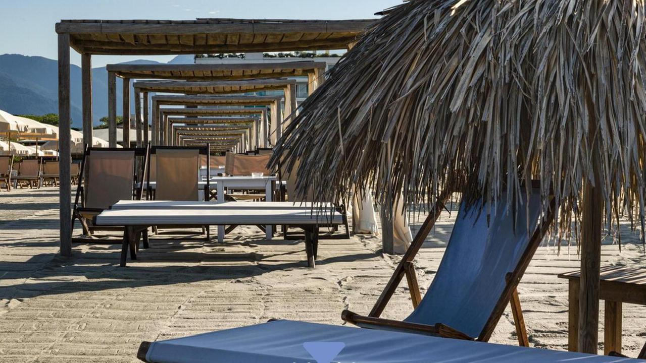 Lido di Camaiore, sotto sequestro gli ombrelloni in canniccio di un bagno