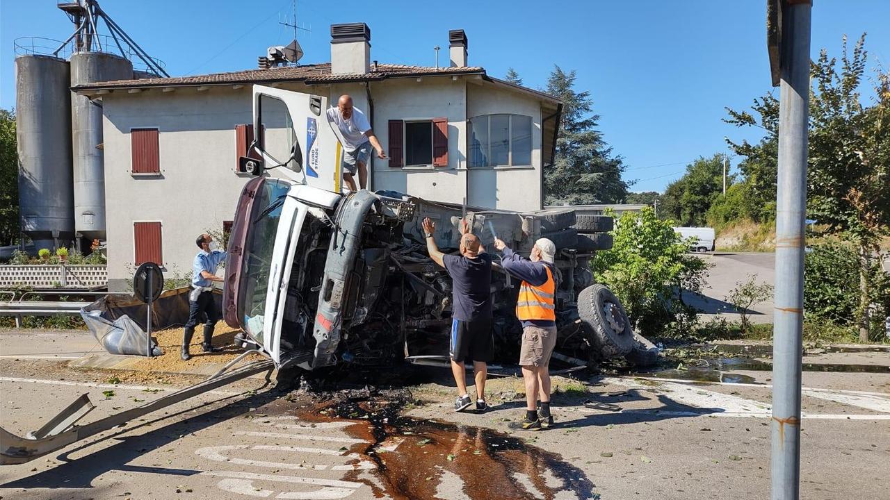 Un camion si ribalta all'incrocio del Cigarello, autista illeso e traffico bloccato