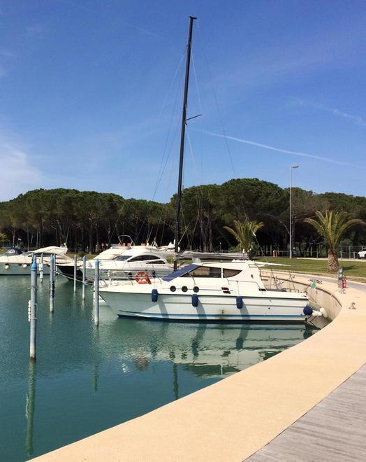 Una banchina nel porto di Cecina