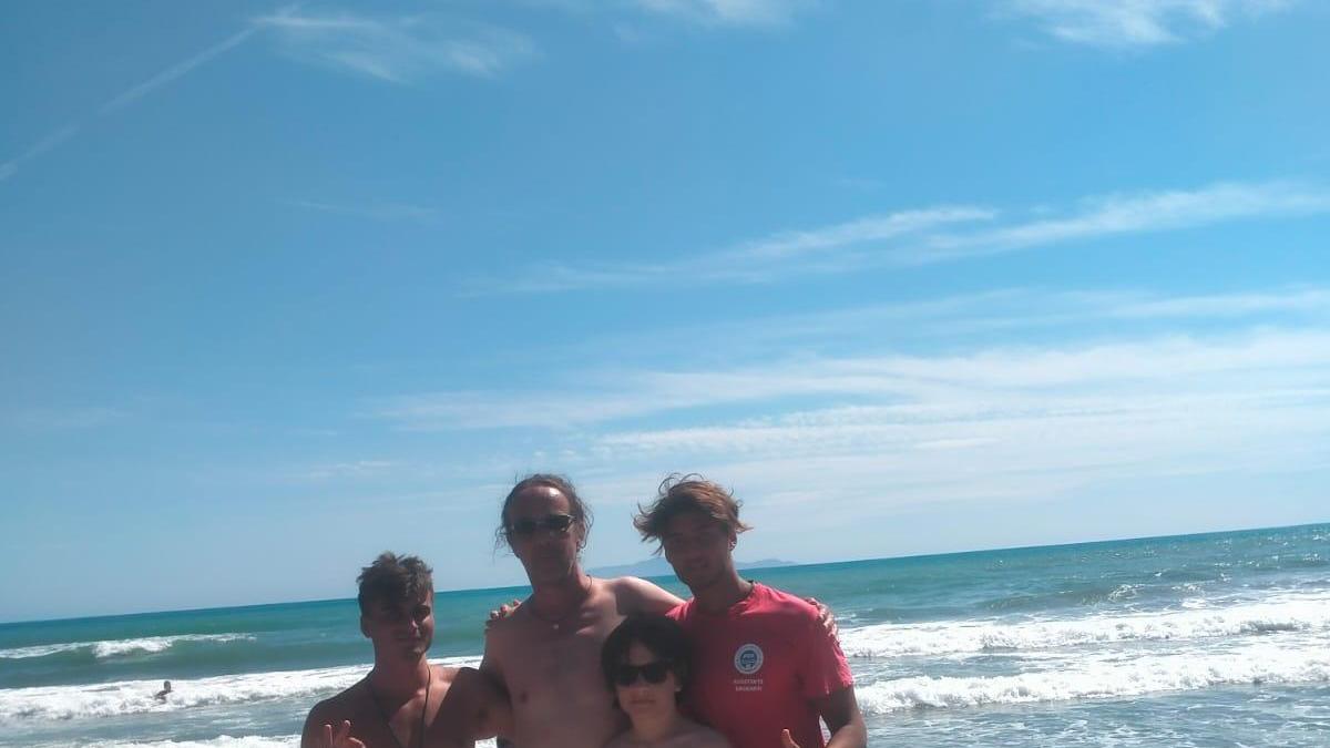 Salvano padre e figlio al largo, i bagnini: "Ce la siamo vista davvero brutta"