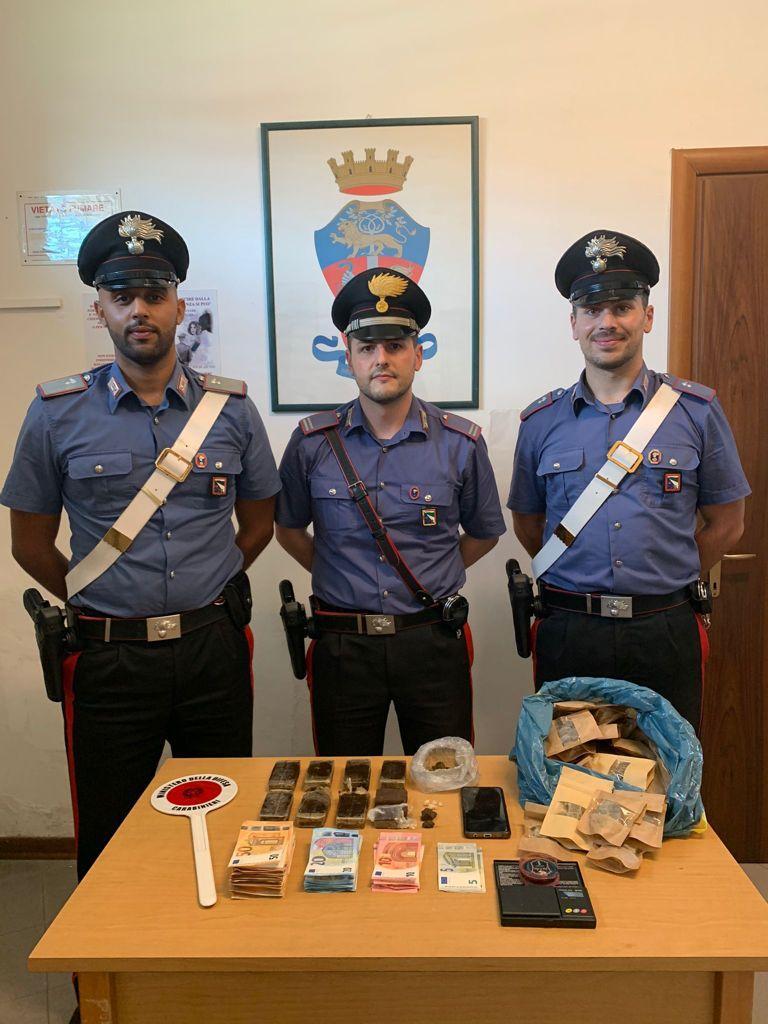 I carabinieri con il materiale sequestrato
