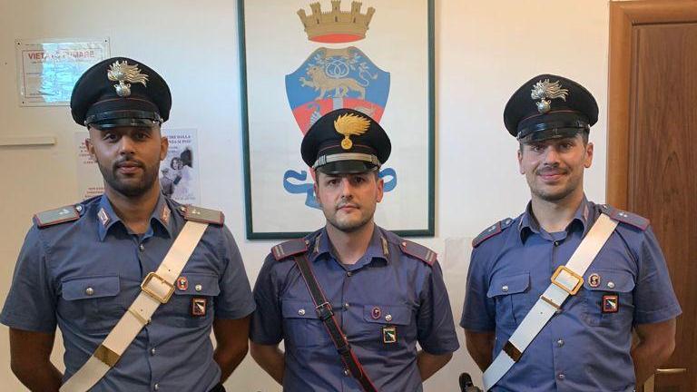 I carabinieri con il materiale sequestrato