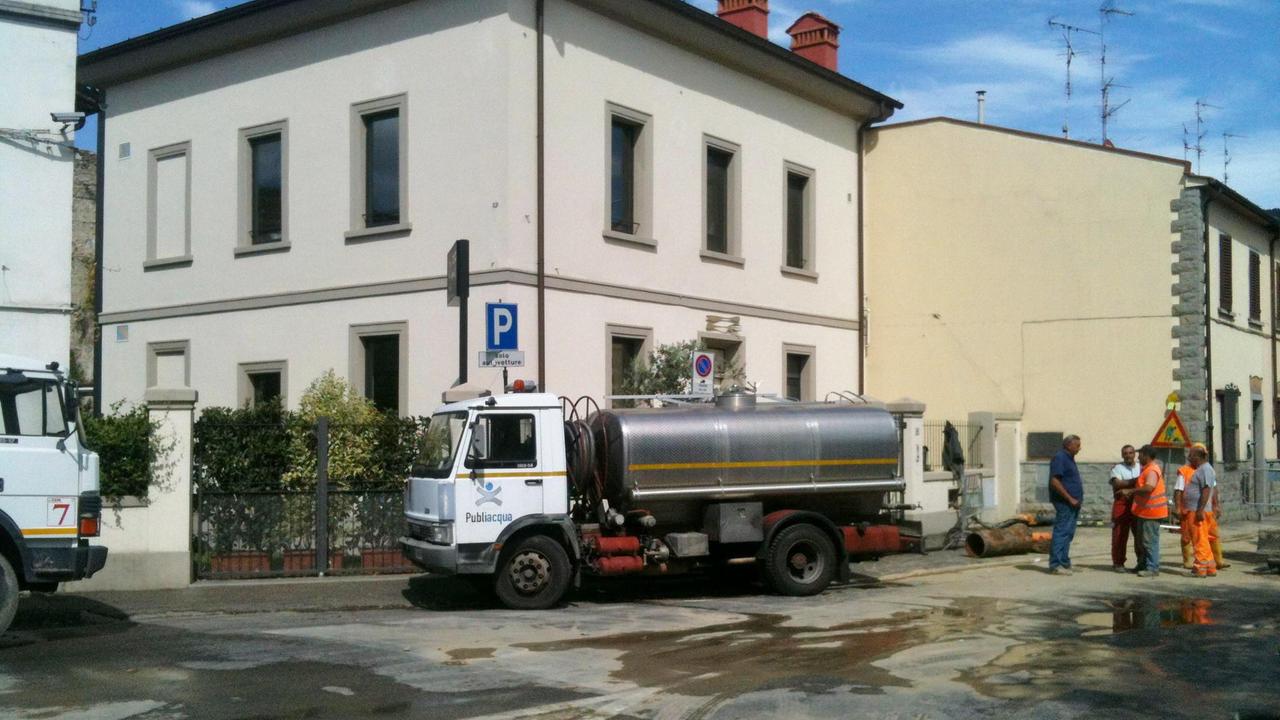 Un autobotte per il rifornimento dell'acqua