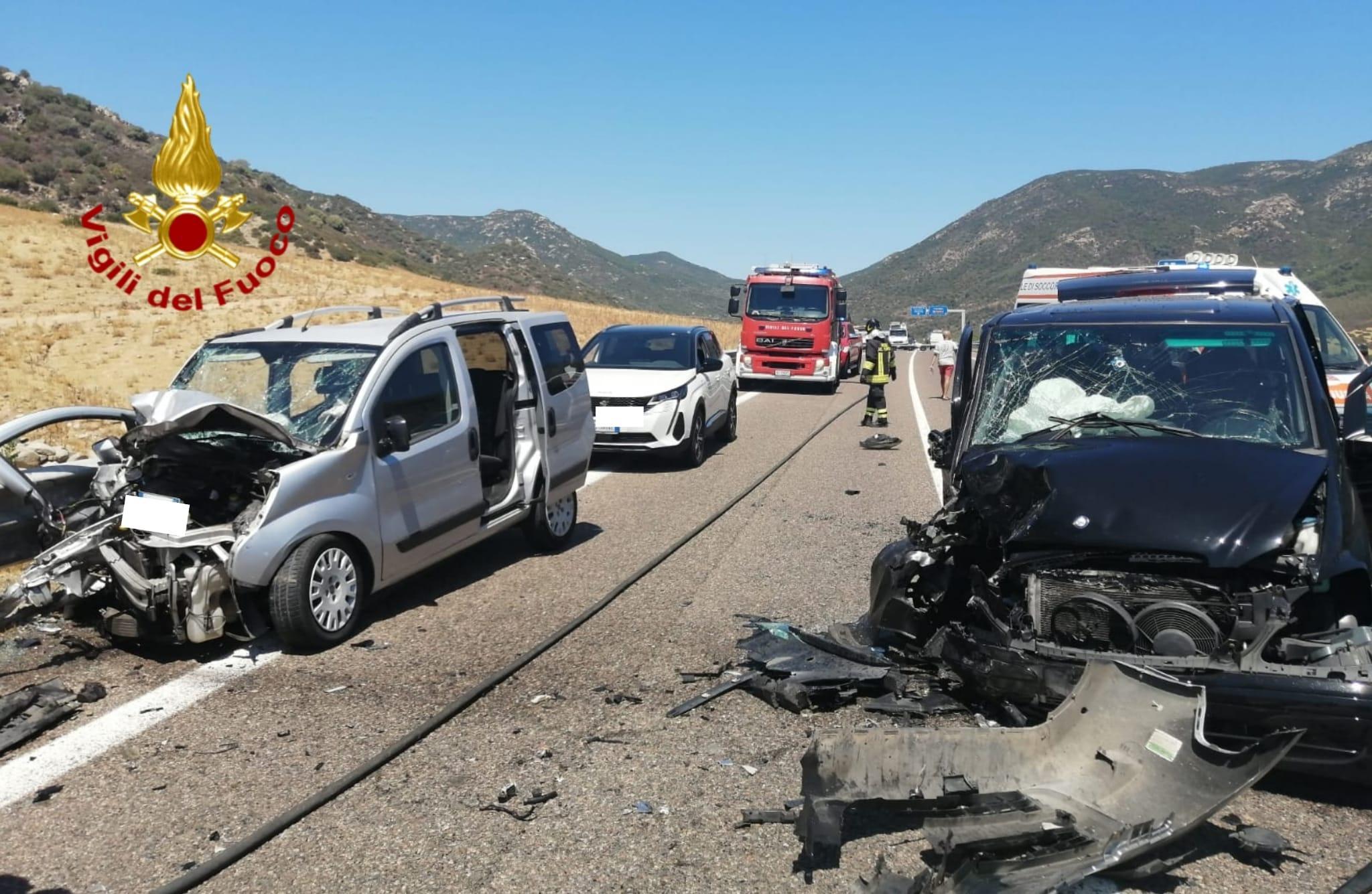 Scontro fra auto sull'Orientale sarda: 5 feriti