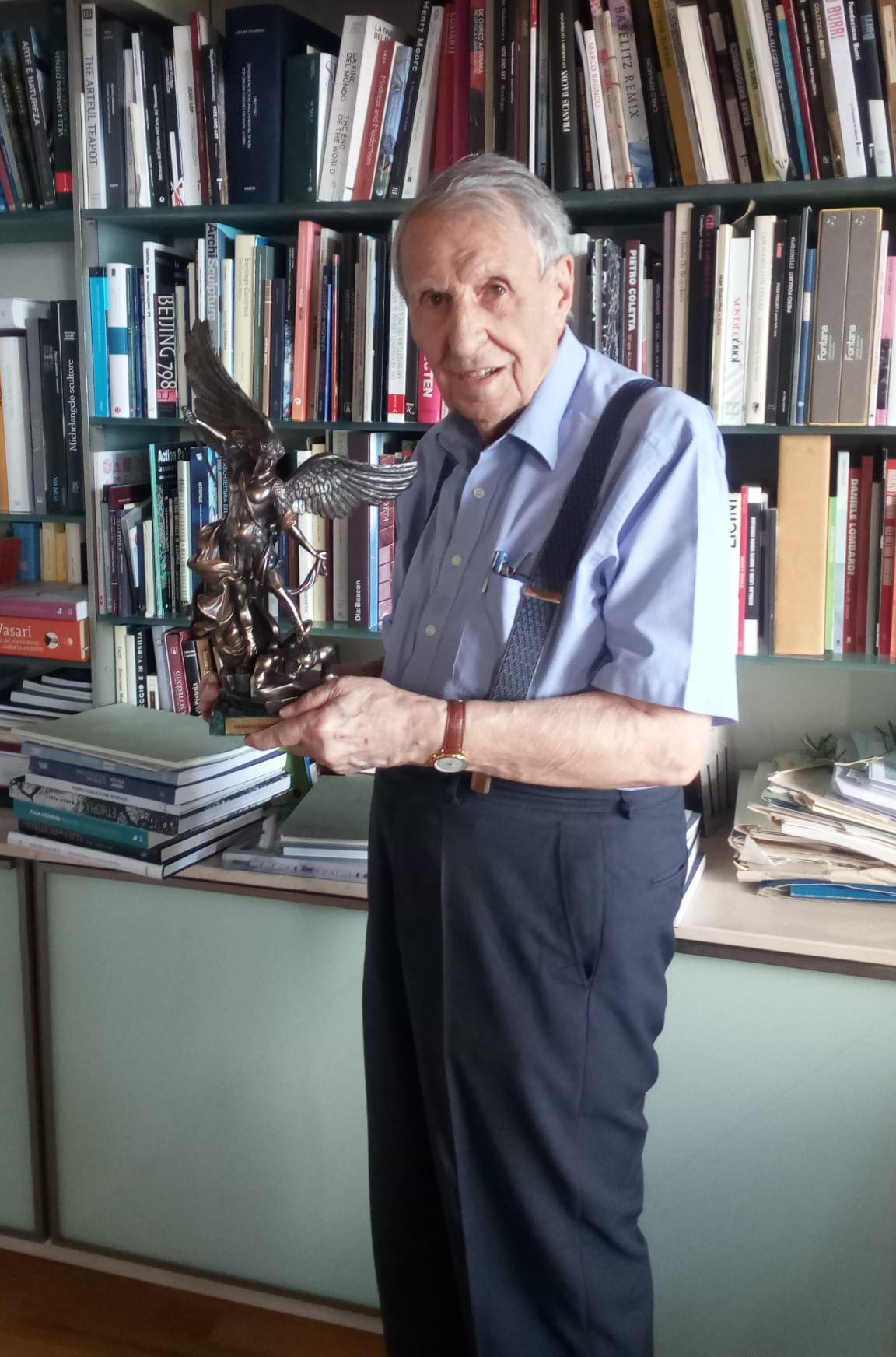 Il collezionista d'arte Giuliano Gori con la statuetta del premio Cerreto 2021