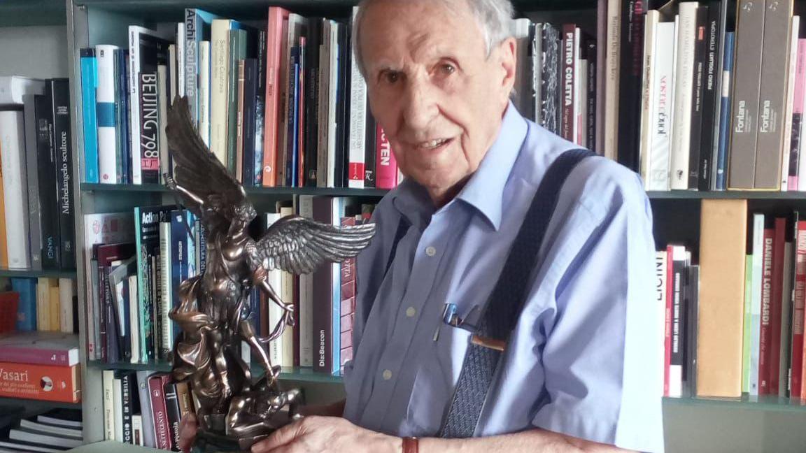 Il collezionista d'arte Giuliano Gori con la statuetta del premio Cerreto 2021