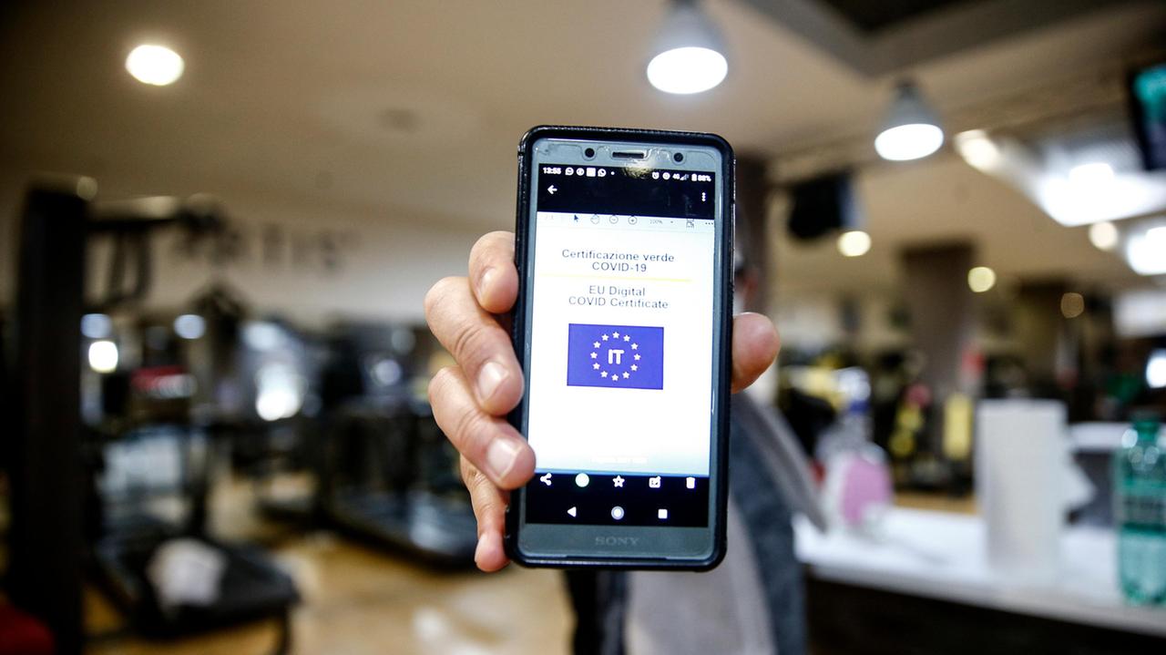 Primo giorno con il green pass in bar e ristoranti, ma anche per visitare i parenti in ospedale