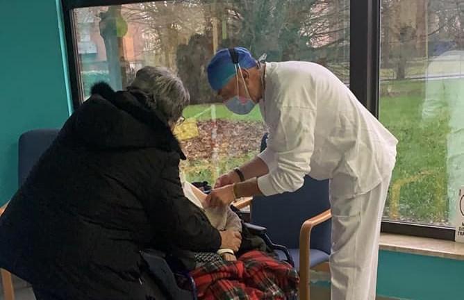 La vaccinazione ad un ospite di una casa di riposo