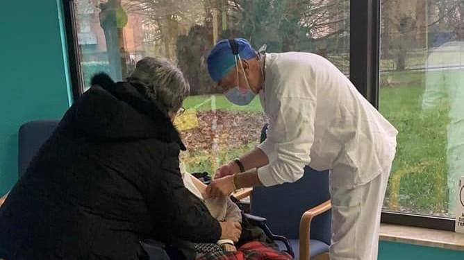 La vaccinazione ad un ospite di una casa di riposo