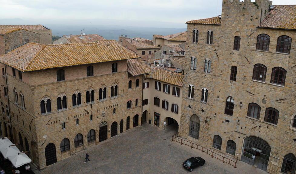 La sede della Cassa di risparmio di Volterra in piazza dei Priori