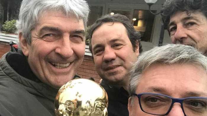 La bicicletta, i giochi, il gelato: la memoria dei piccoli gesti del grande campione
