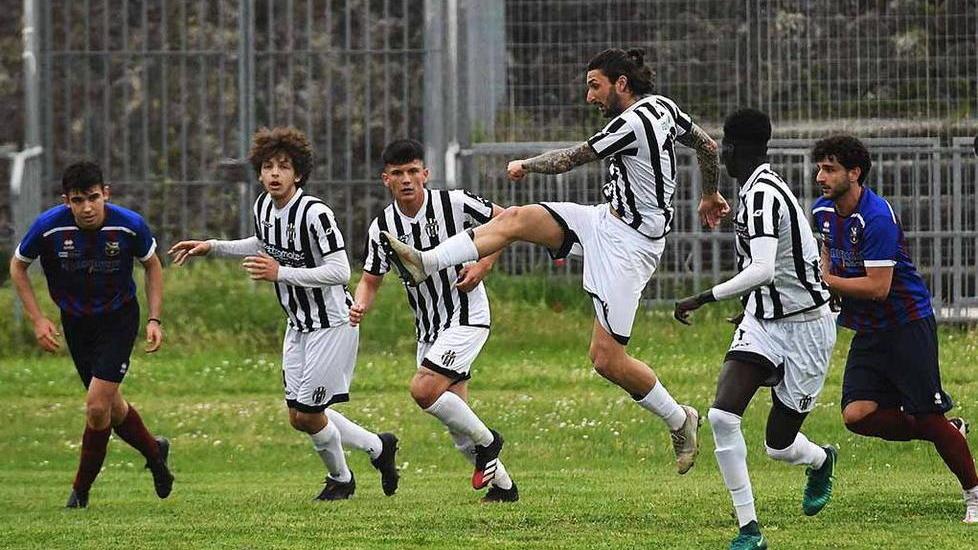 Il 18enne Thomas Dell’Amico firma per la Massese «Felicissimo di giocare qui»