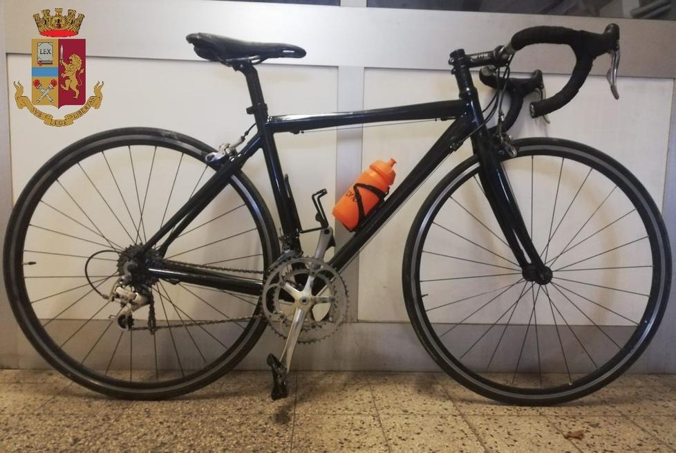 Tenta la fuga in bici ma si rompe la catena Denunciato un ladro 