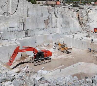 «Parco Alpi Apuane, troppi vincoli» Il sindaco di Minucciano all’attacco 