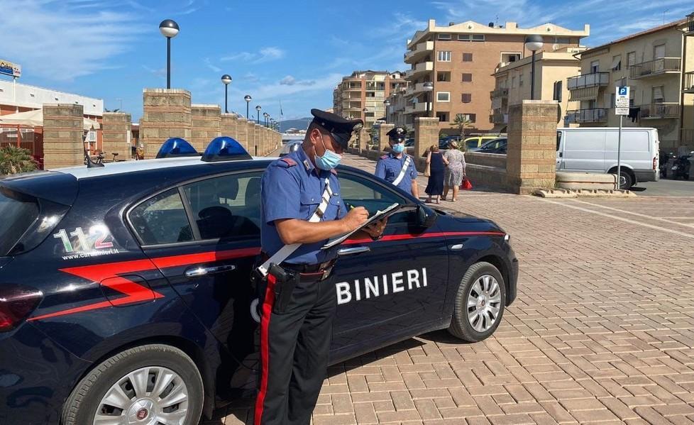 Camerieri e cuochi senza mascherina in due locali: 13 multati