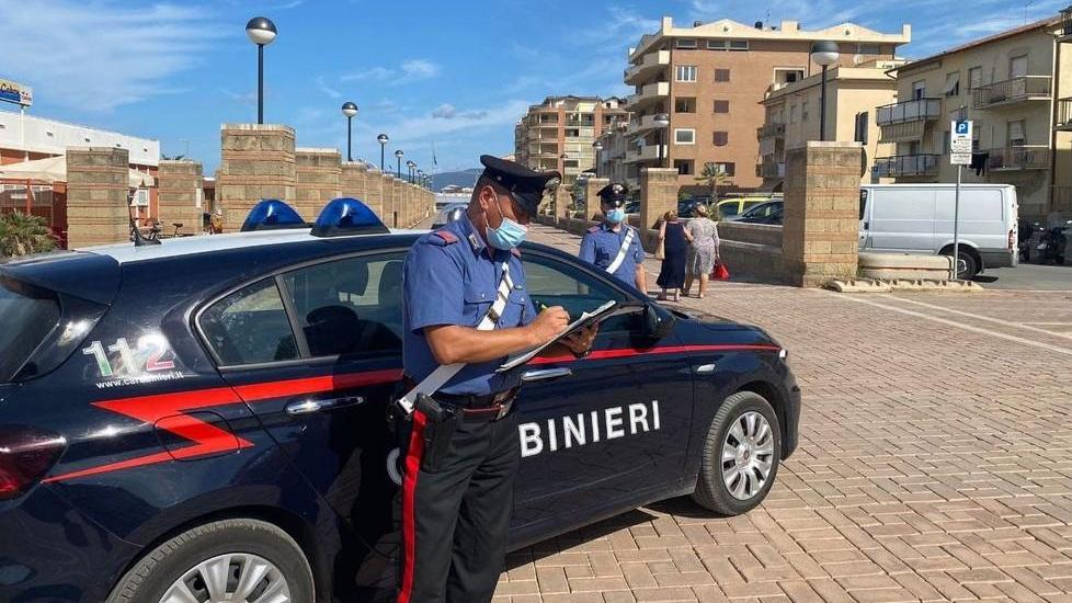 Camerieri e cuochi senza mascherina in due locali: 13 multati
