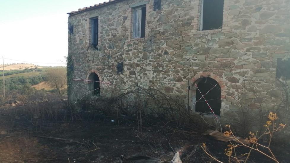 Il bilancio dell’incendio è di 24 ettari bruciati Coinvolto un podere