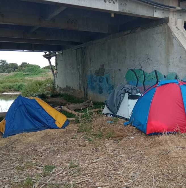 I vigili urbani rimuovono l’accampamento abusivo al ponte dell’Albegna
