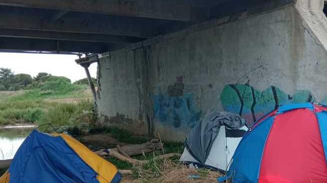 I vigili urbani rimuovono l’accampamento abusivo al ponte dell’Albegna