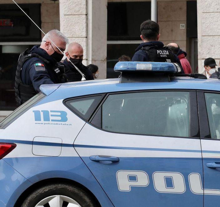 L’aggredisce e la deruba alla stazione: arrestata
