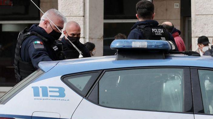 L’aggredisce e la deruba alla stazione: arrestata