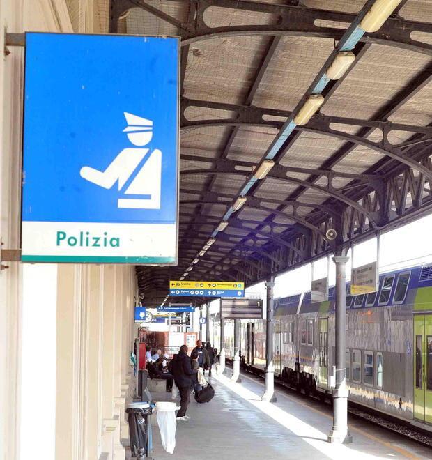 Calci e pugni agli agenti della polfer, arrestato 30enne 