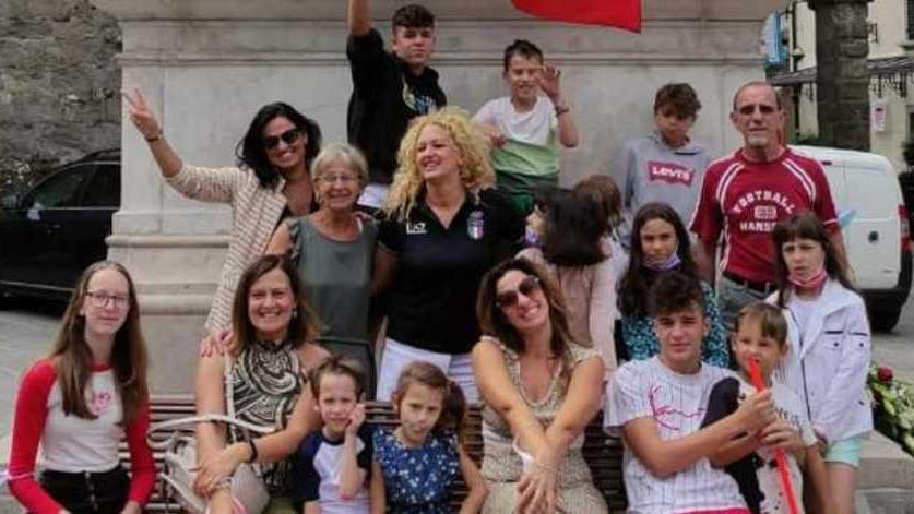 Campane a festa e il paese festeggia con la moglie del ct