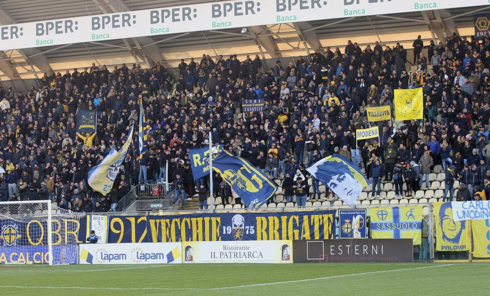 L’omaggio a “Palermo” dalla curva del Modena