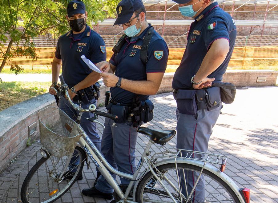 Ruba bici a poliziotto Fermato da un agente che riconosce il mezzo