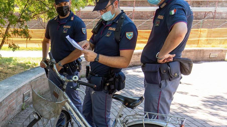 Ruba bici a poliziotto Fermato da un agente che riconosce il mezzo