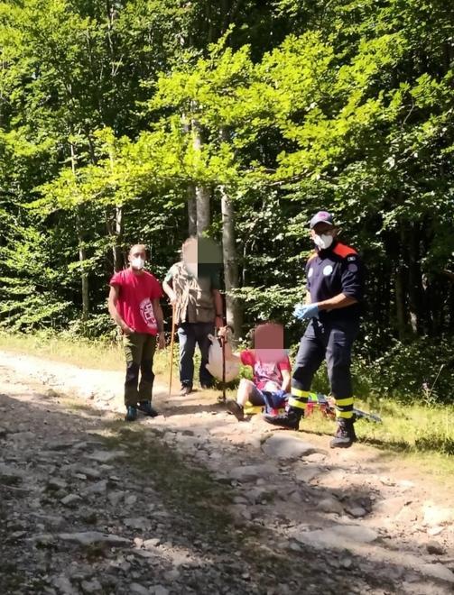 Si fa male alla caviglia durante una passeggiata Soccorsa dal Saer