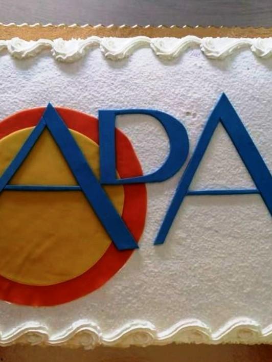 Una torta per regalare un sorriso agli anziani 
