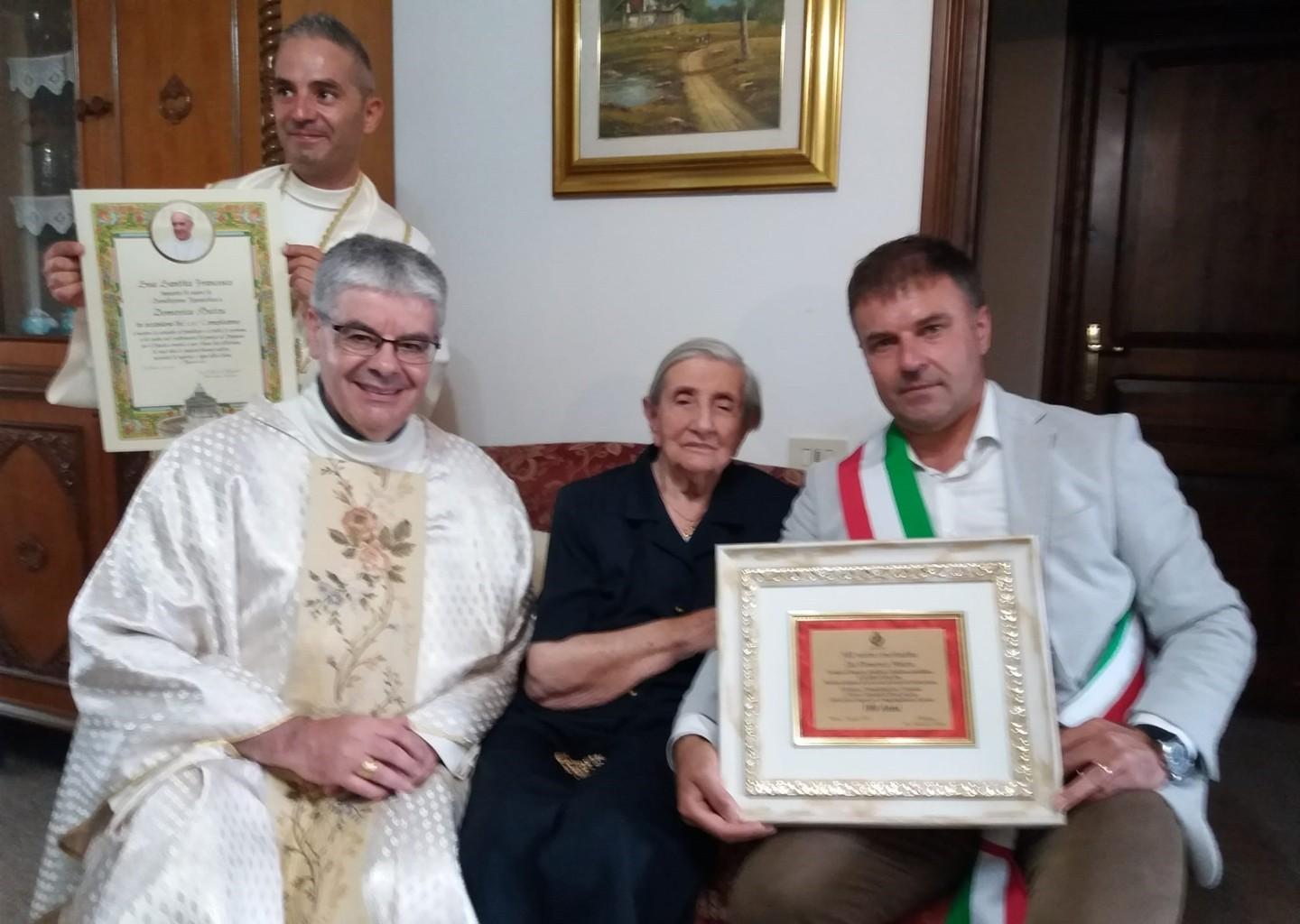 Zia Domenica Mutzu festeggia il centesimo compleanno 