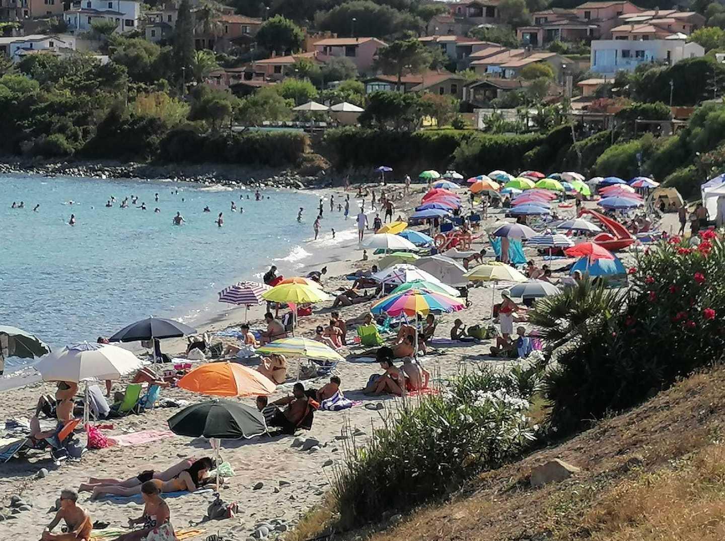 La guardia costiera sequestra 50 ombrelloni 