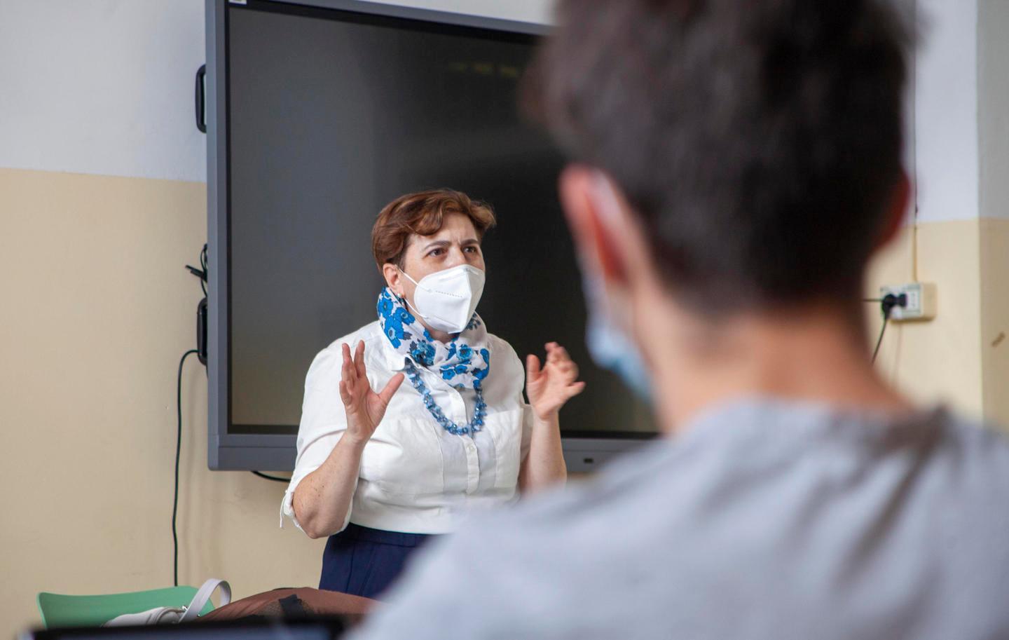Obbligo anche per prof e personale scolastico 