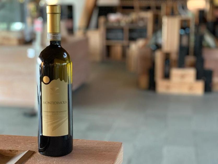 Monti di Mola, doppia dedica per il nuovo vermentino Surrau