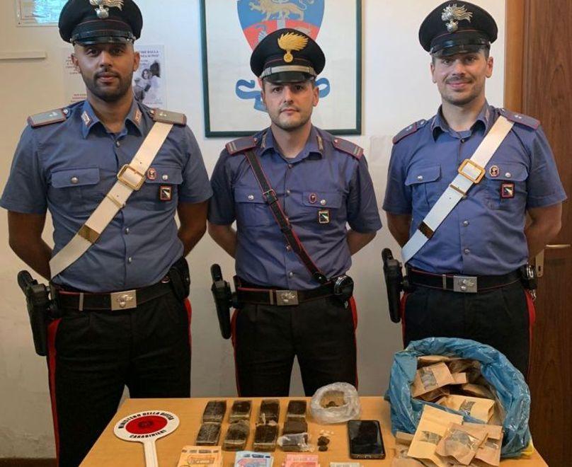 Nove etti fra hashish ecstasy e contanti, arrestato un 28enne 