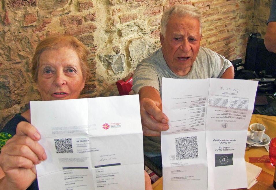Nella foto Lia Toncelli e Armando Calilupi mostra il Green Pass (fotoservizio Paolo Barlettani)