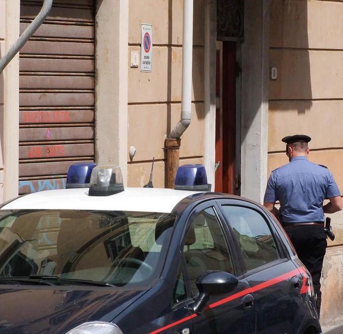 Un carabiniere entra nel palazzo di vi Cellini , dove è avvenuto l'omicidio di Nicola Arduini