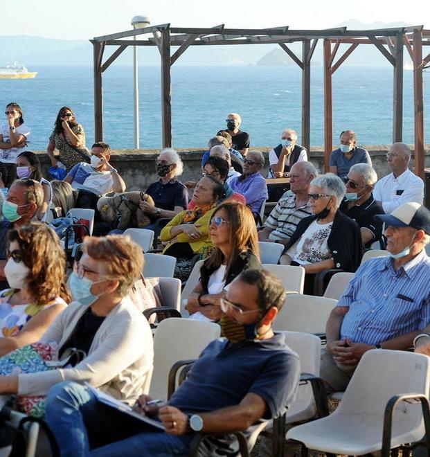 Il pubblico all'assemblea all'ex aslo Pro Patria (foto Pabar)a