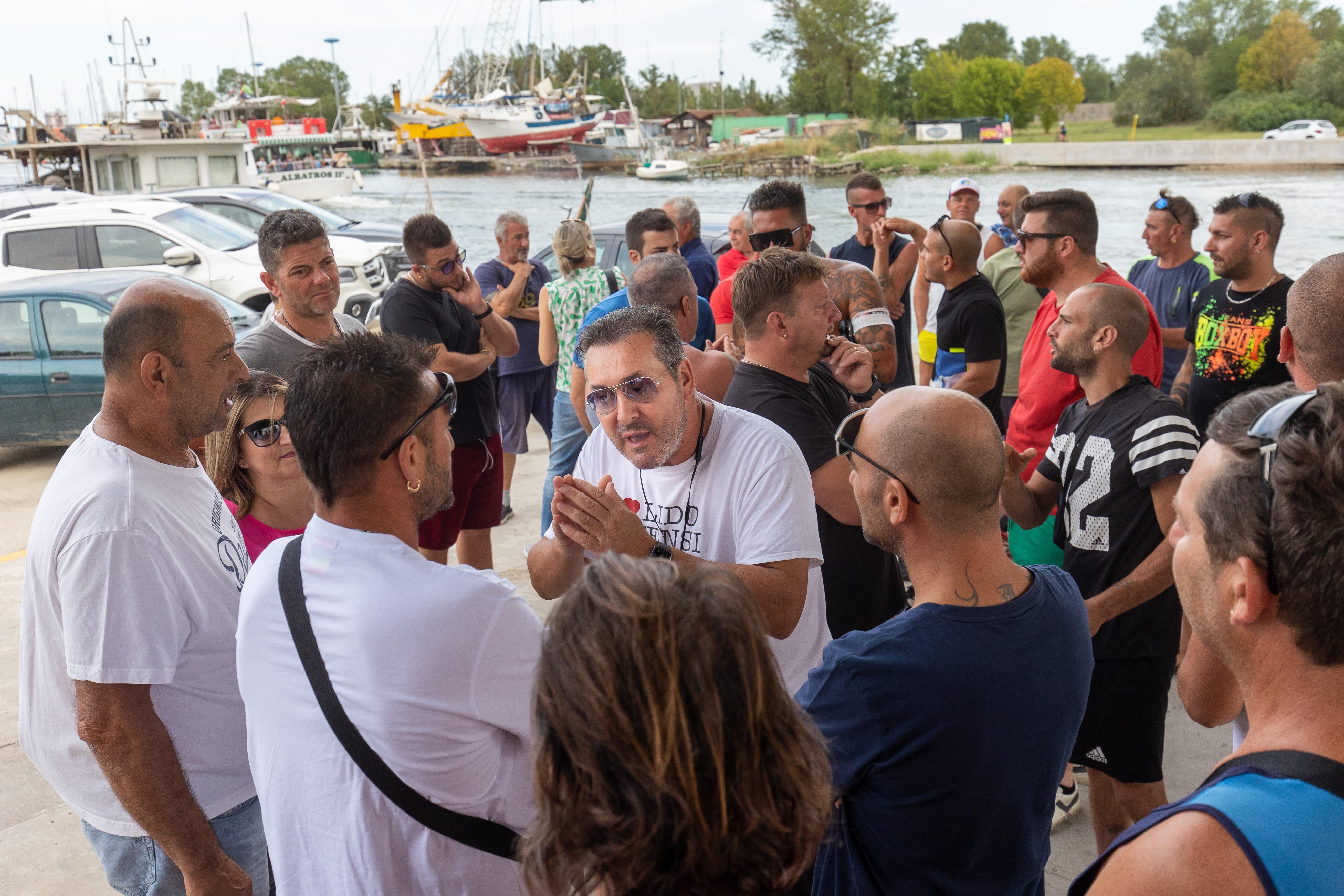 Per un pugno di vongole: i pescatori non mollano 
