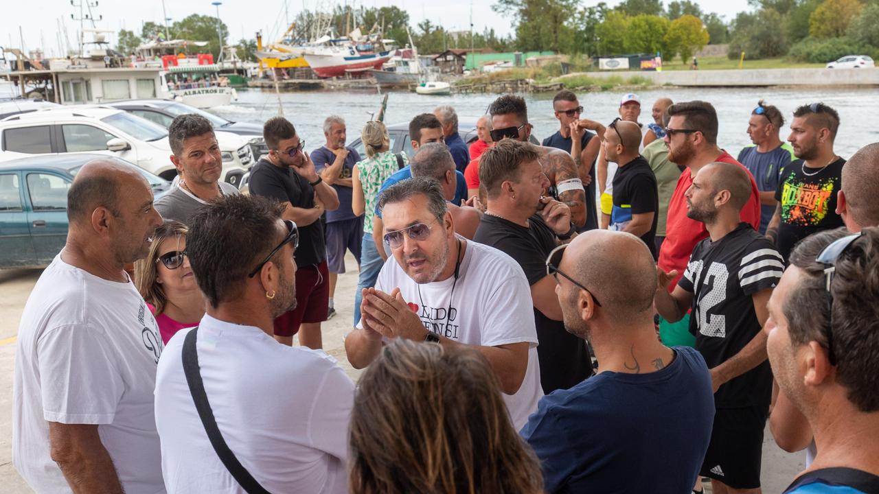 Per un pugno di vongole: i pescatori non mollano