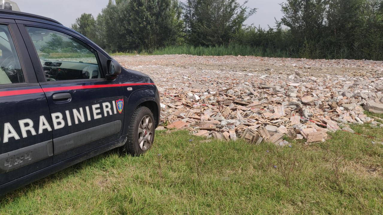 Due campi coperti di rifiuti edili, denunciato