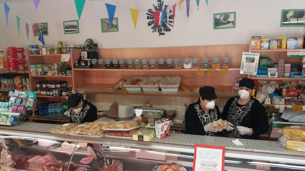 Alimentari in centro storico a Modena. La chiusura rimane alle 21