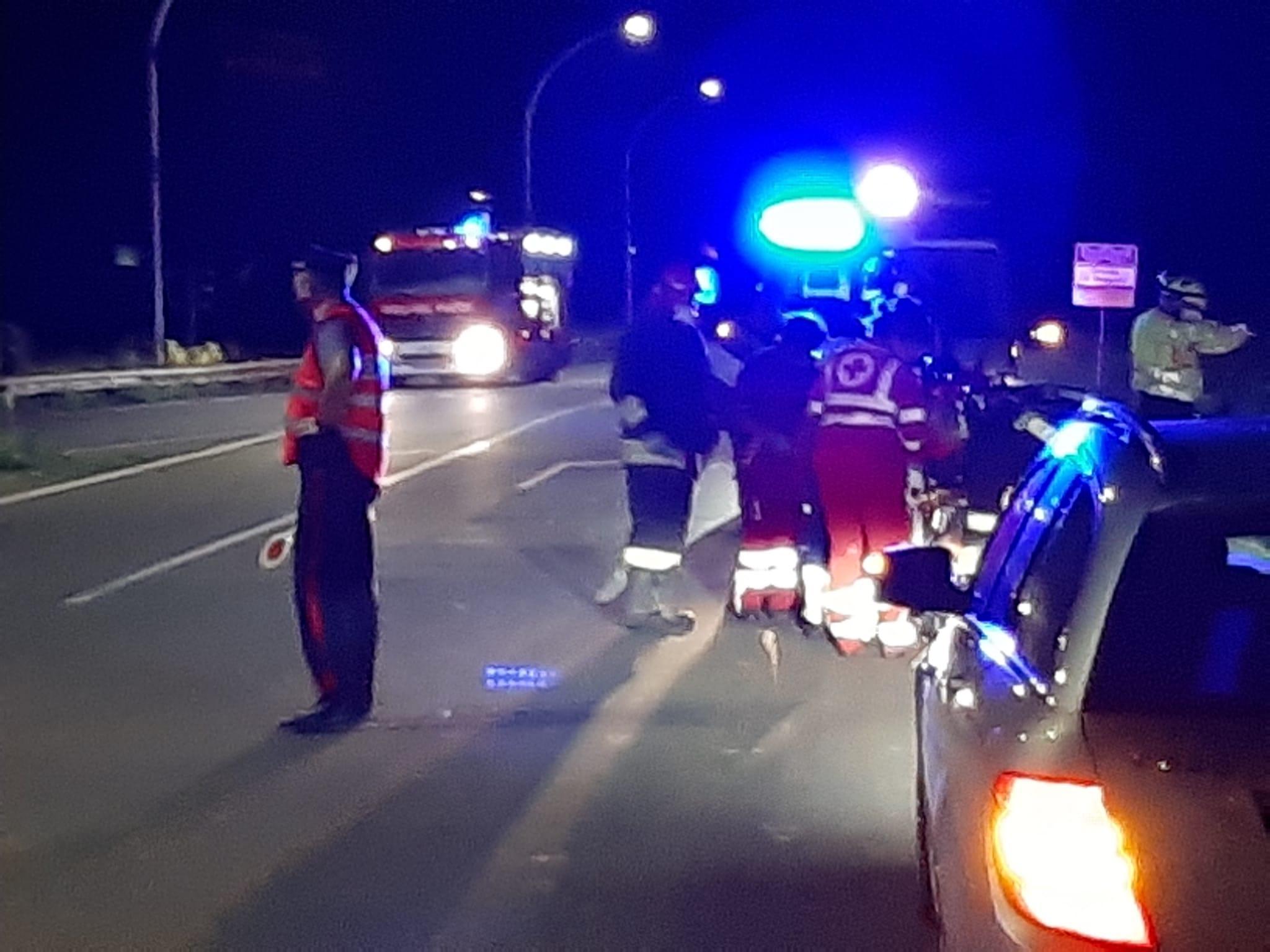Con l'auto vola nel fosso e si ribalta, grave un 53enne