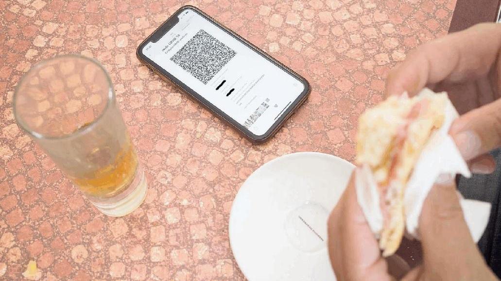 Green pass, baristi e ristoratori di Cecina e Rosignano si adeguano: «Non vogliamo rischi, le multe sono salate»