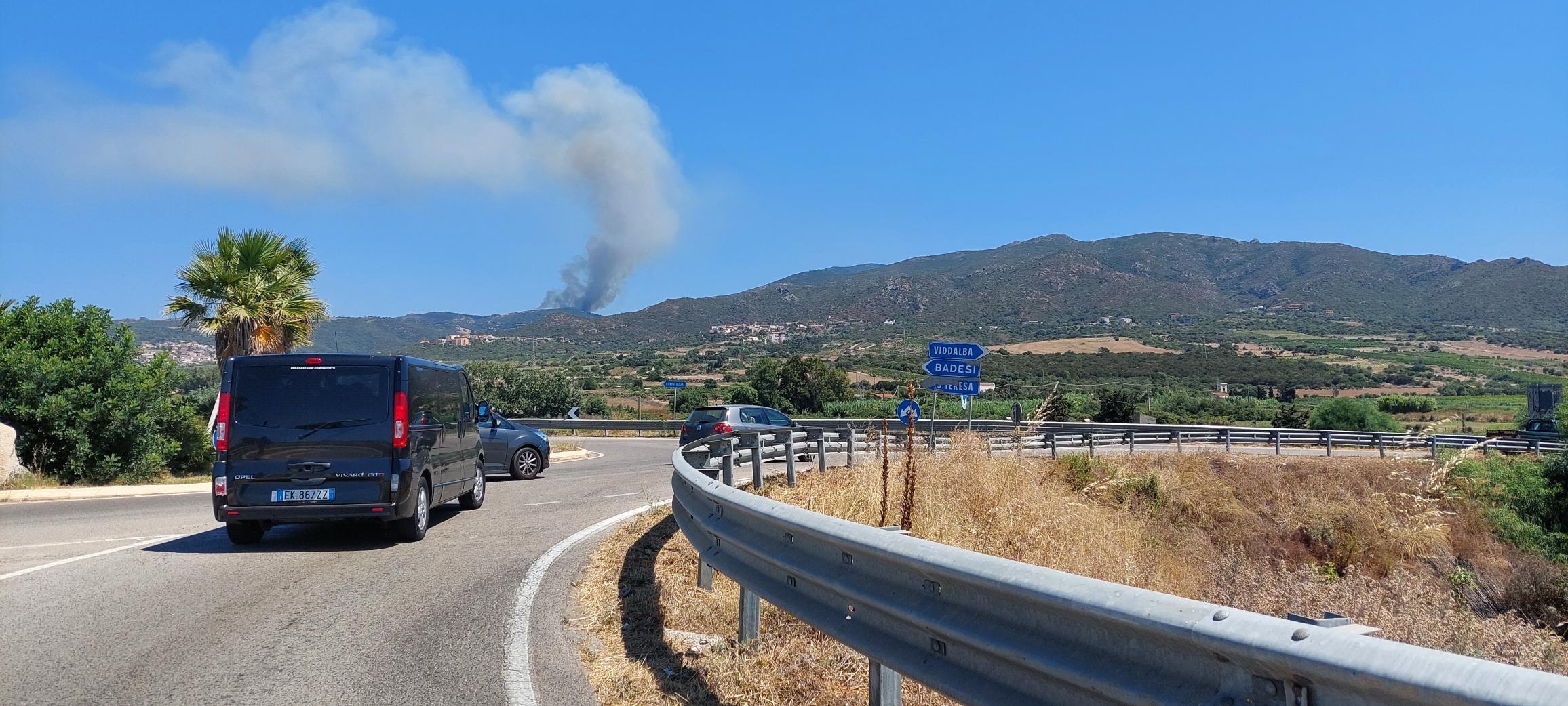 Incendi, ancora roghi in Sardegna: intervengono i mezzi aerei