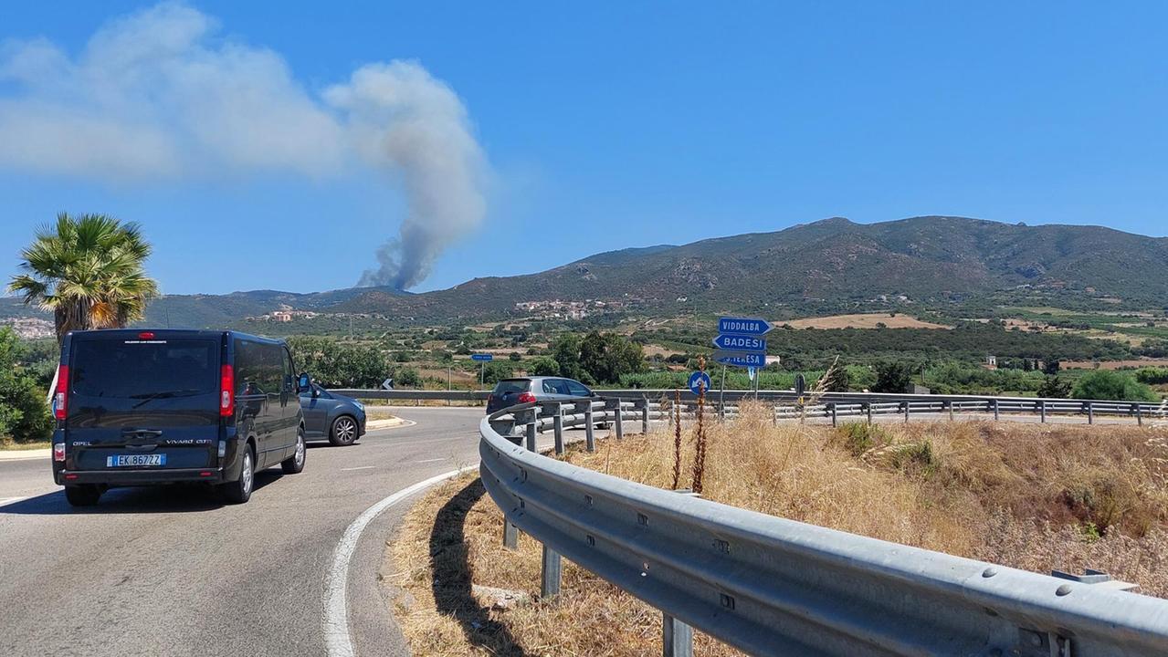 Incendi, ancora roghi in Sardegna: intervengono i mezzi aerei