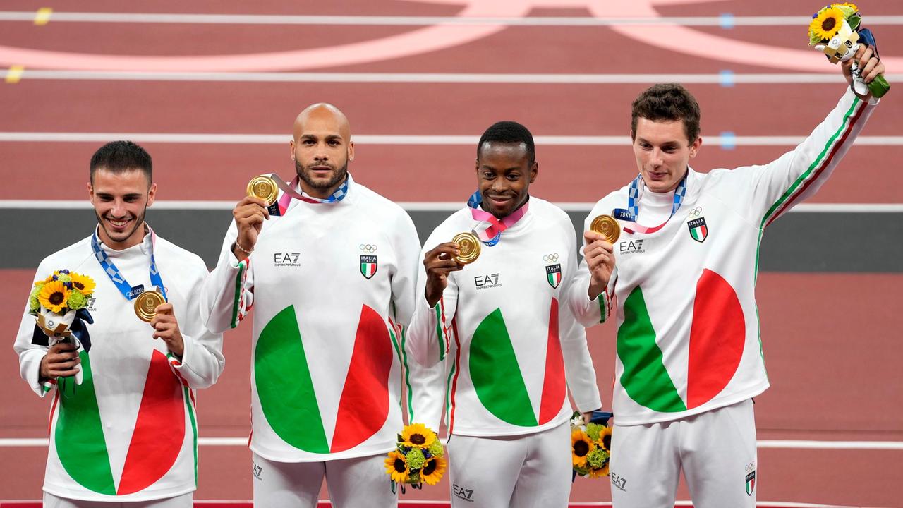 Olimpiadi, la premiazione dei fantastici 4 della staffetta 4x100