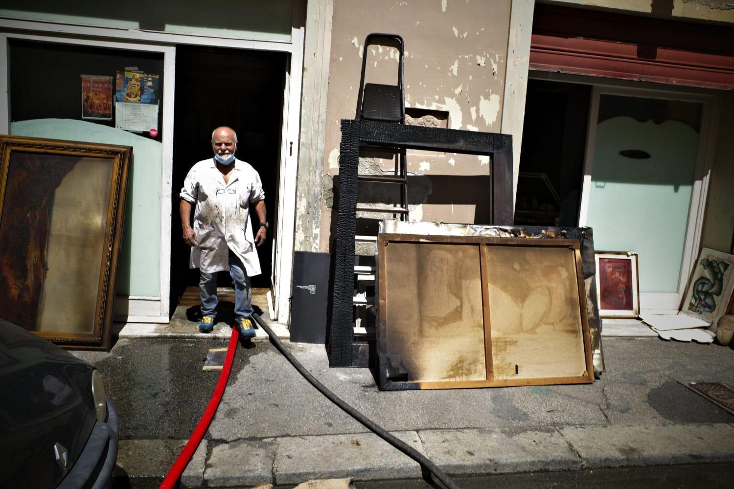 A fuoco la bottega d'arte in via Michon. Il proprietario: «Tanta paura, ma nessun danno»